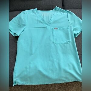 MOVING SALE! Figs one pocket scrub top